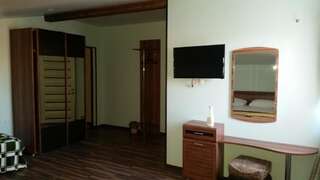 Гостиница Гостевой дом «Каскад» Адлер Двухместный номер с двуспальной кроватью и дополнительной кроватью-1