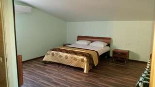 Гостиница Гостевой дом «Каскад» Адлер Двухместный номер с двуспальной кроватью и дополнительной кроватью-2